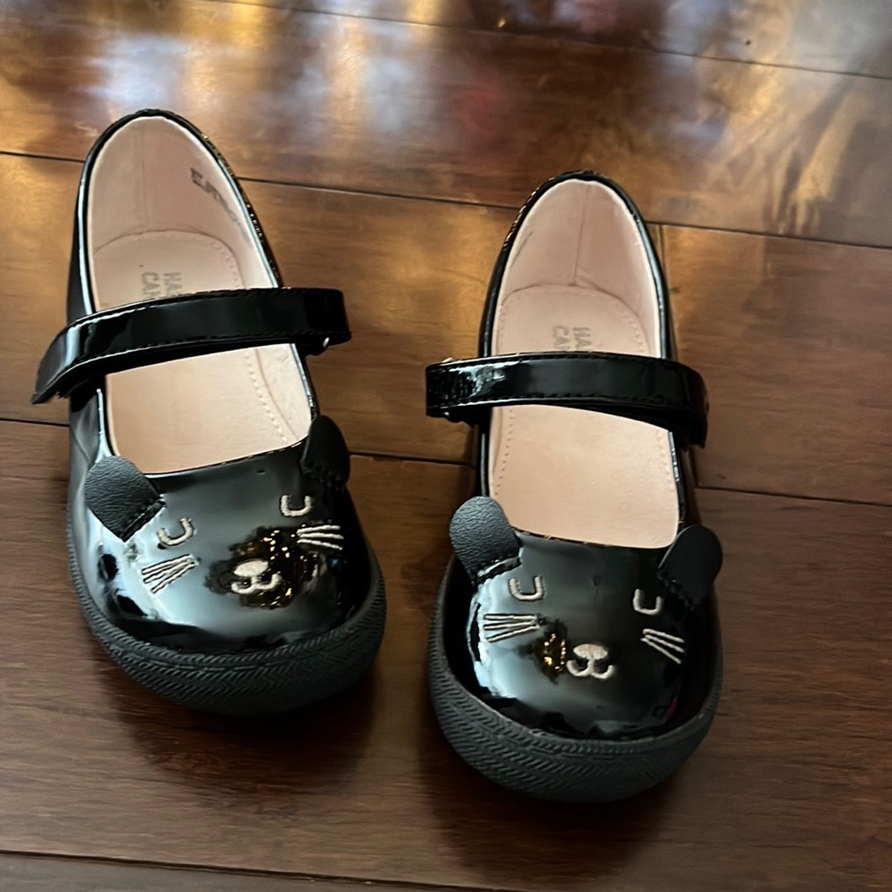 Black kitty Toddler shoes worn once, great condition. Size 9